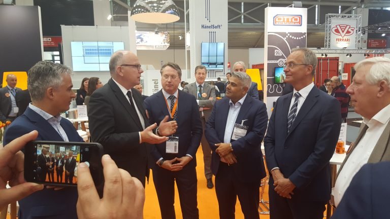 minister kamp bezoekt limburgstand op transport en logistiekbeurs in Munchen