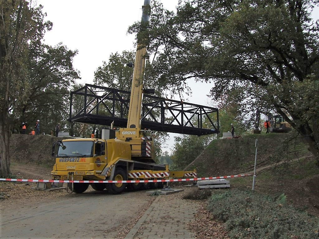 Onlangs nieuwe brug geplaatst bij Bruinkoolweg Heksenberg Plaatsing in kader project Parkstad Leisur