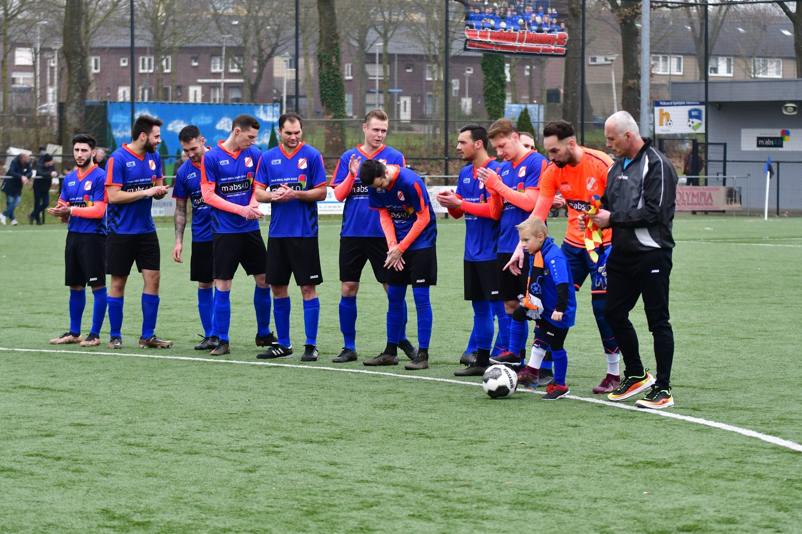 Heksenberg/NEC vrij gemakkelijk naar overwinning op Kerkrade-West