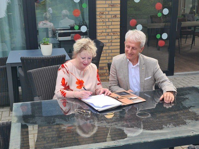 Ondertekening door Adriane Keulen directeur-bestuurder Delphinium + Hein Ritt 1 juli 2023