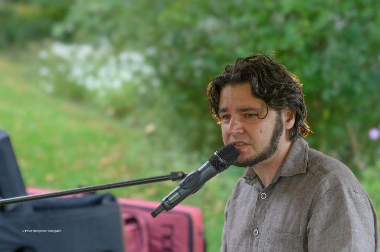 Zanger Paul van Loo gaf samen met songwrtiter/zanger en pianist Ivo Rosbeek een optreden met  luisterliedjes in  het Limburgs dialect in de Botanische Tuin te Terwinselen