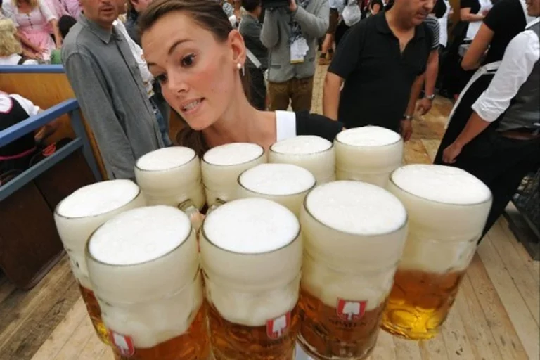 Wat een kunst dragen 10 liter bierpullen