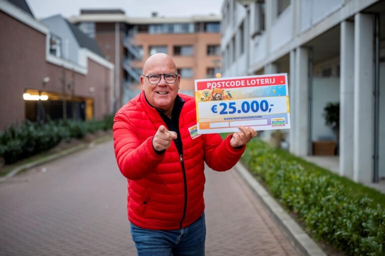 Gaston reikt de straatprijs uit
