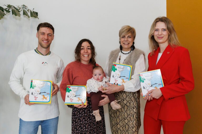 Prinses Laurentien ontvangt het eerste exemplaar van het boek Schatten van Heerlen tijdens presentatie in Heerlen