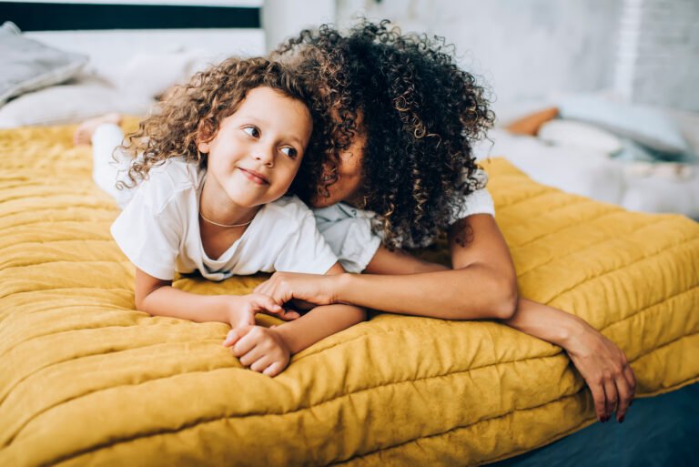 veilig kinderbed in een gezellige kinderkamer