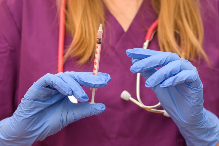 Pani doktor trzymająca strzykawkę