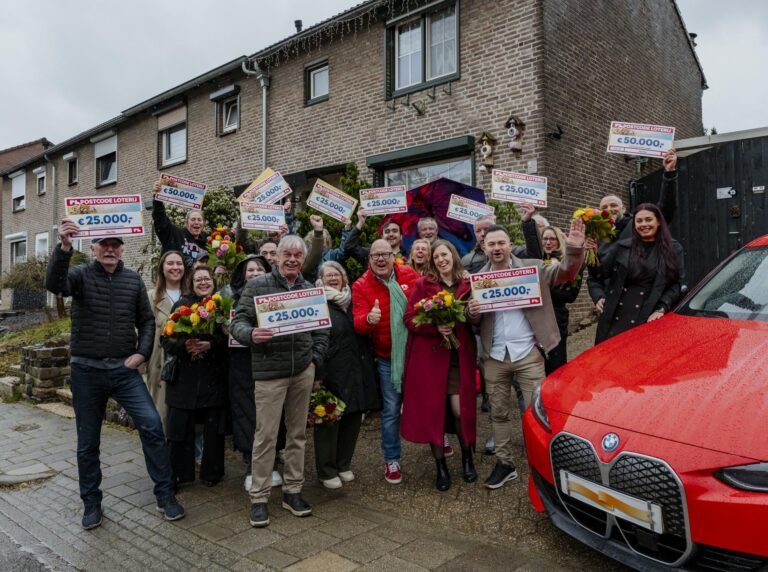 Winnaars uit de Agaatstraat in Heerlen ontvangen hun cheque van de Postcode Loterij