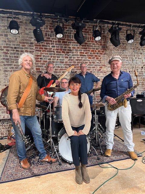 Latinband ChocoLata tijdens een live optreden met swingende latinmuziek