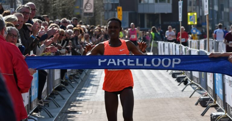 Hardlopers tijdens de Parelloop 2026 in Brunssum