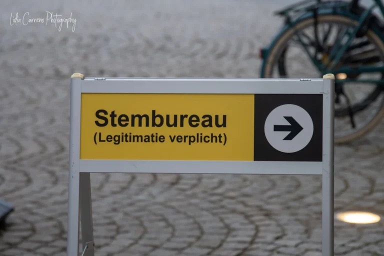 Inwoners van Parkstad stemmen bij stembureau tijdens verkiezingsdag