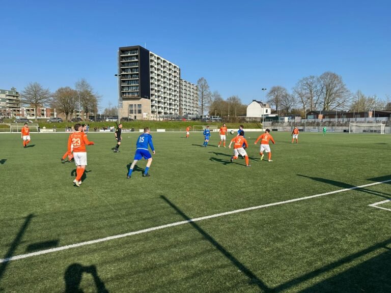 Spelmoment tijdens de derby tussen KVC Oranje en RKTSV