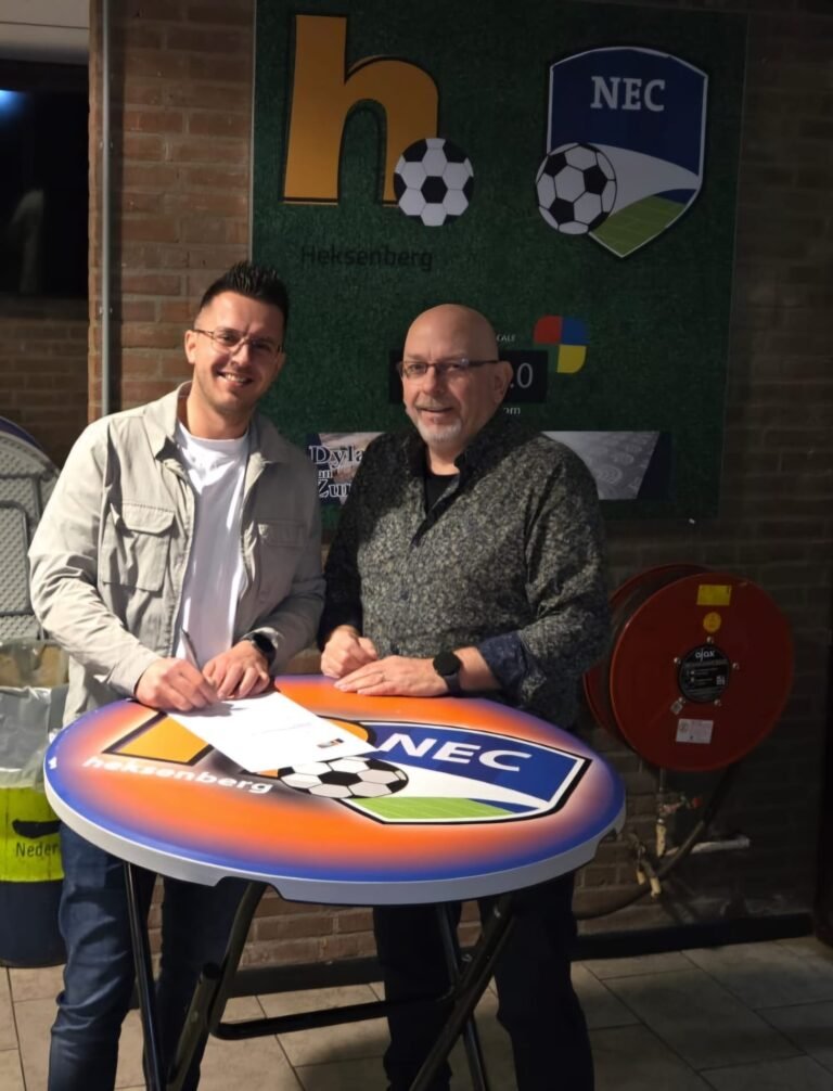 Trainer Kevin Olijve met voorzitter Willy Berends bij NEC-Heksenberg in Heerlen-Noord