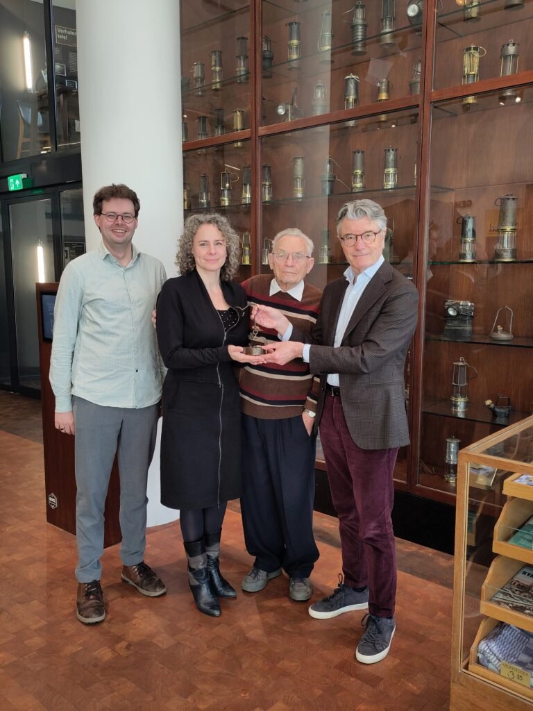 Historische mijnlampen uit de collectie van Camille Oostwegel in het Nederlands Mijnmuseum