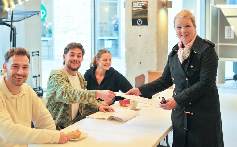 Kiezers bij stembureau in de HuB in Kerkrade tijdens verkiezingen