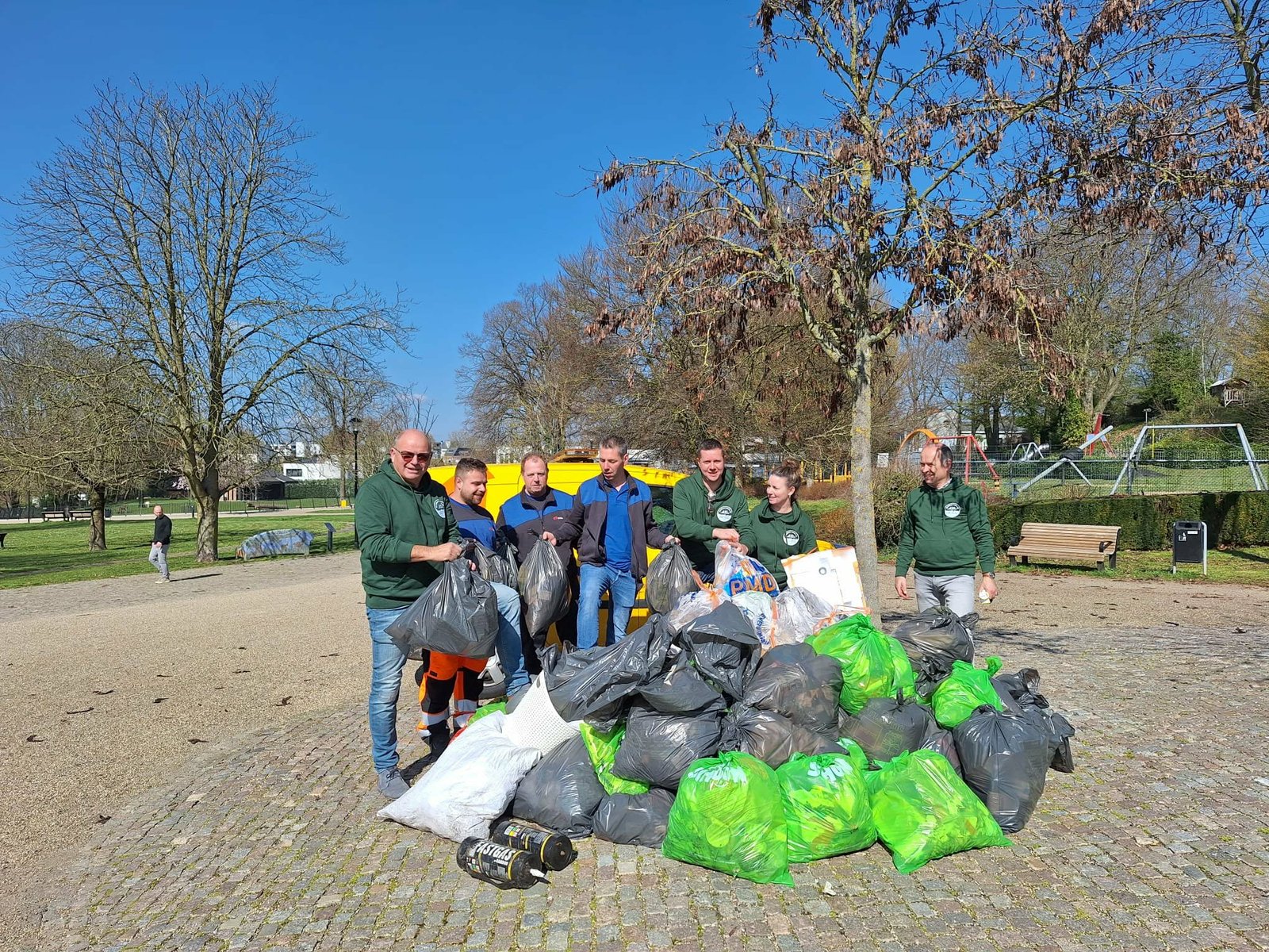 Kerkrade ruimt op tijdens een mooie lentedag