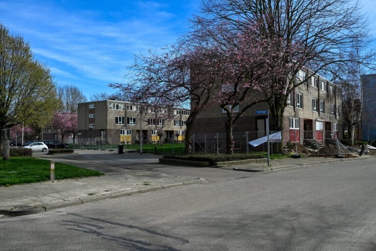 Politieonderzoek op de Directeur Evertsstraat in Kerkrade na incident waarbij politie op zoek is naar twee voertuigen