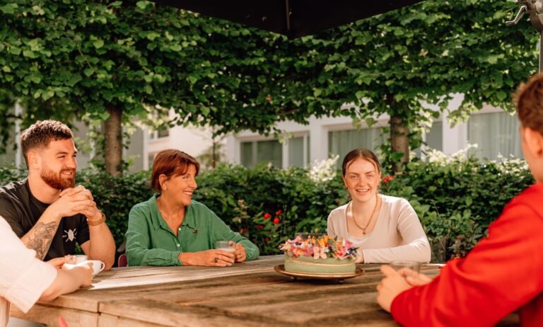Toon Hermans Huis in Heerlen tijdens open dag met bezoekers en vrijwilligers