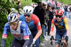Remco Evenepoel in achtervolging op Marco Frigo tijdens beklimming van de Eyserbosweg