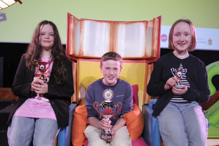 t-tekst: Winnaars van de Limburgse finale van De Nationale Voorleeswedstrijd 2026: Meis Cornelissen, Daan Baeten en Bodine Swinkels