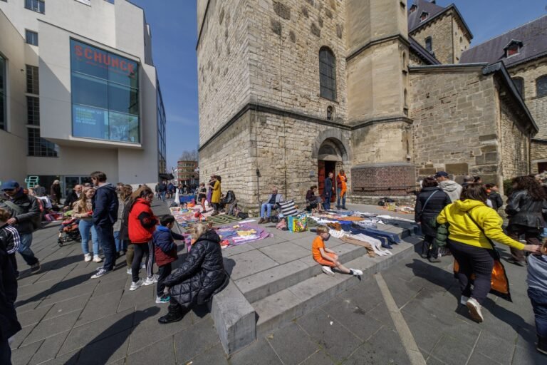 Drukte op het Pancratiusplein in Heerlen tijdens Koningsdag met muziek en activiteiten