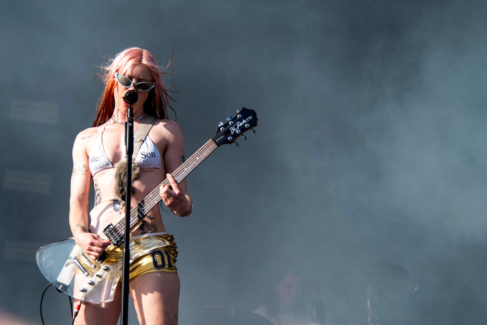„I just wanna fight.“ Wet Leg ließ Pinkpop für einen Moment alles ...