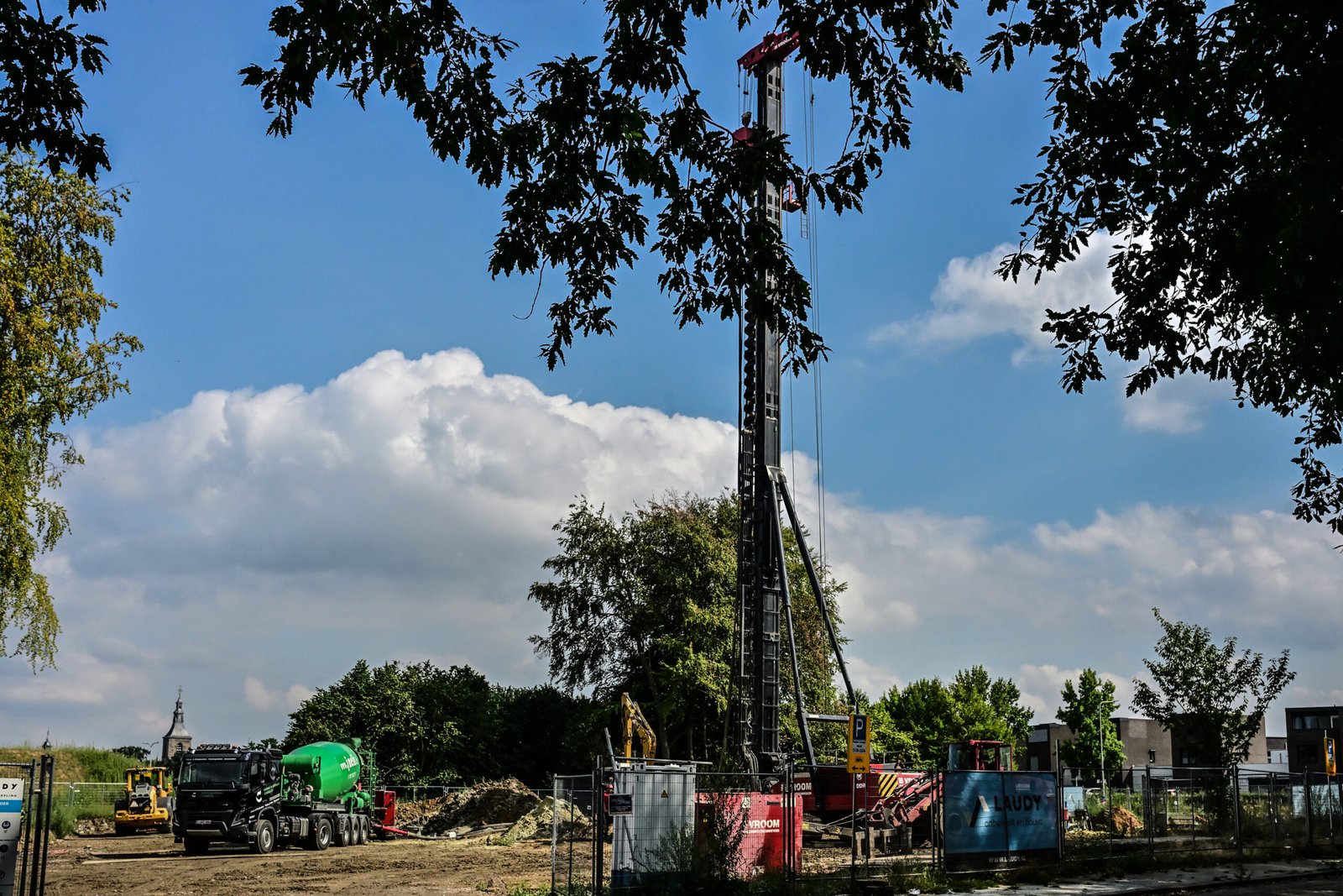 Internationale betonpuzzel aan de Mgr. van Gilsstraat