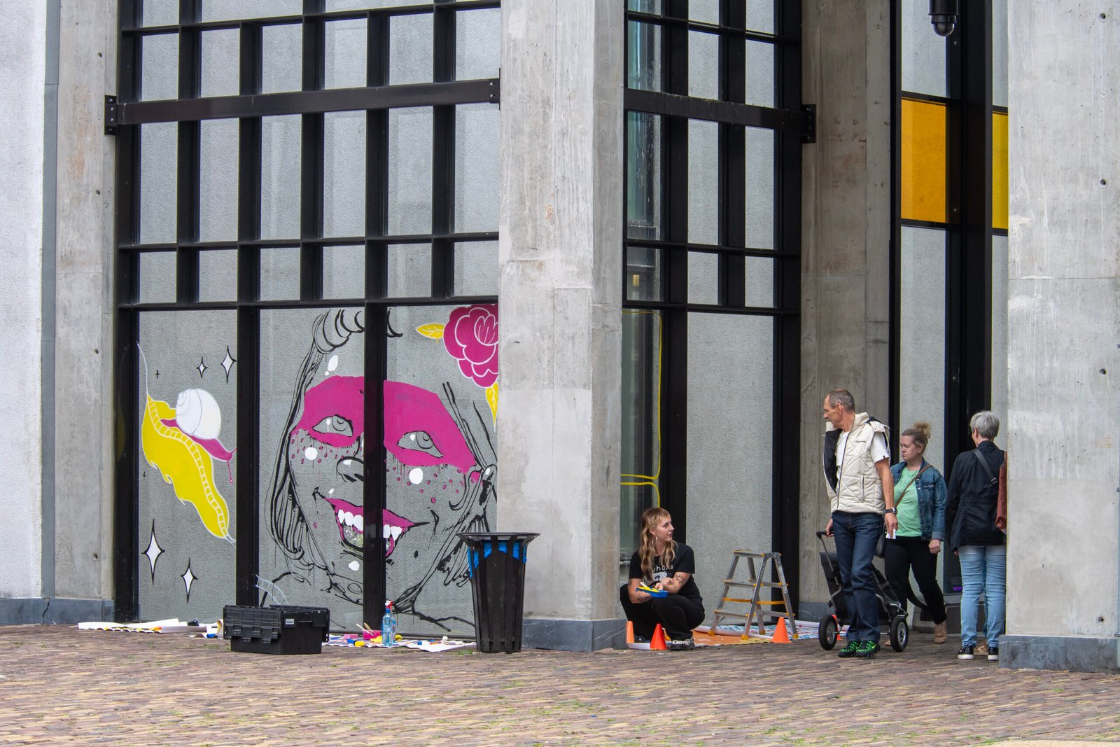 Kleurrijke raamkunst ontstaat in het Maankwartier tijdens Cultura Nova