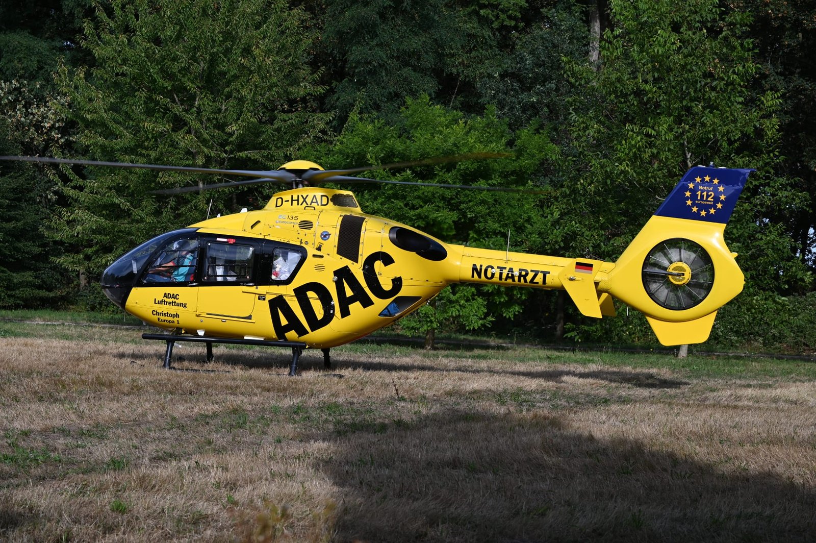 Traumahelikopter landt bij Schurenberger Park in Hoensbroek